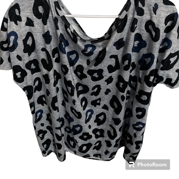 no brand Tops - NWOT no brand gray with blue and black leopard spots short sleeve 2x 1x cute 🥰